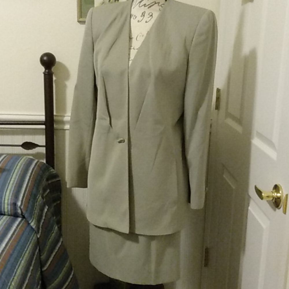 LADY'S SUIT
